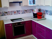 Кухня на заказ с фасадами пластик, цвет ваниль+бордо